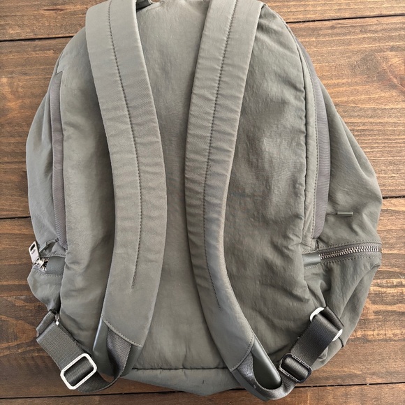 lululemon City Adventurer Backpack - Picture 3 of 5